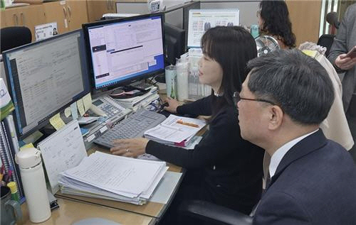 지난해 11월 행정전산망 장애 사태에 대응해 정윤순 복지부 사회복지정책실장이 사회보장 정보시스템 가동 상황을 점검하는 모습. 연합뉴스